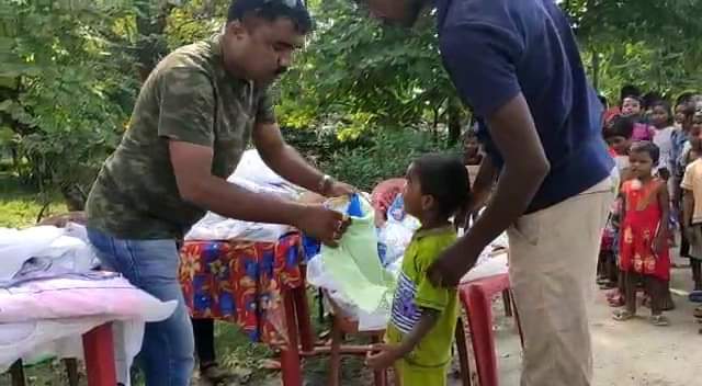 ঘোষপুকুরে তিতলিগুড়ি চাবাগানে বস্ত্র বিতরণ স্বেচ্ছাসেবী সংগঠনের