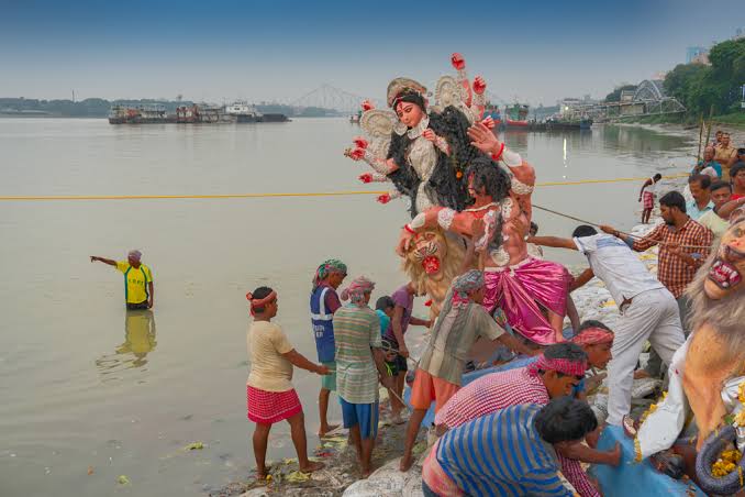 দশমীর দুপুরেই প্রতিমা বিসর্জনের ভিড়