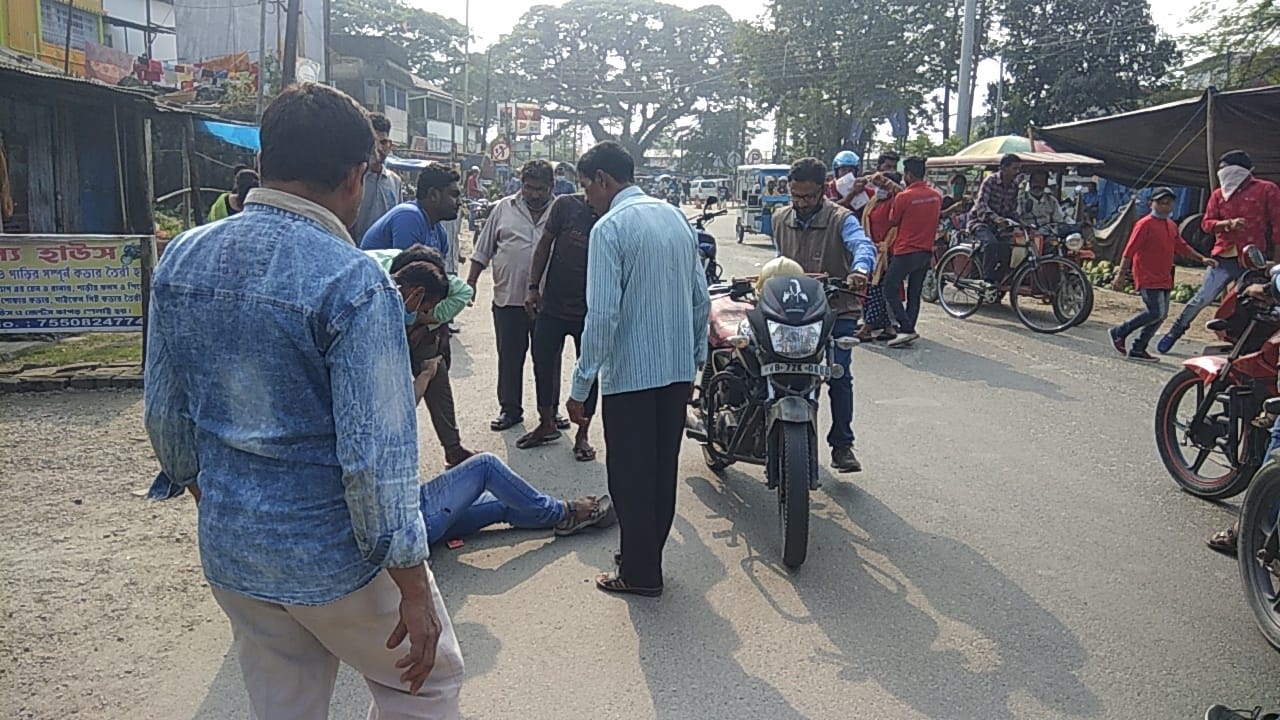 দুটি বাইকের মুখোমুখি সংঘর্ষে আহত এক মহিলা সহ দুজন