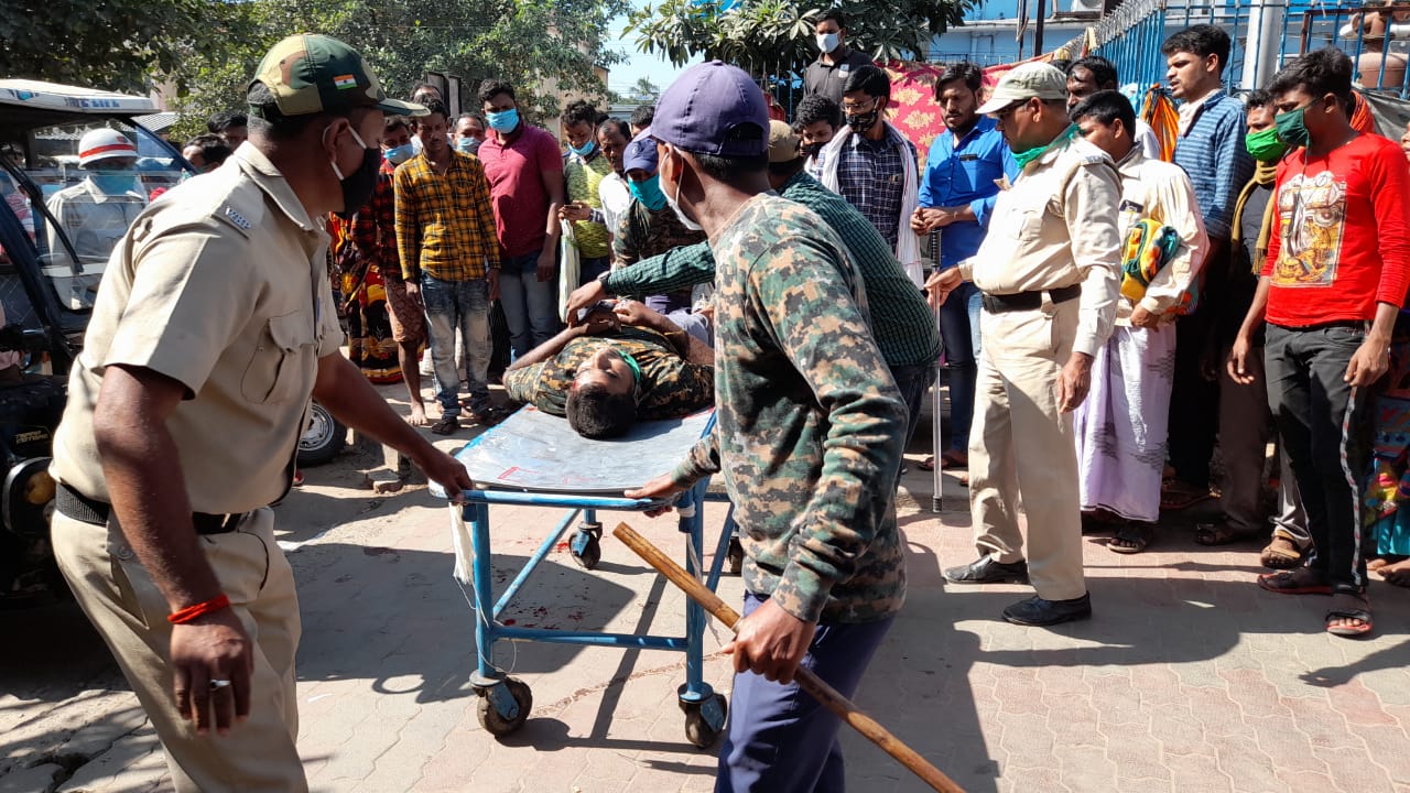 বাসের ধাক্কায় প্রাণ গেল সিভিক ভলান্টিয়ারের