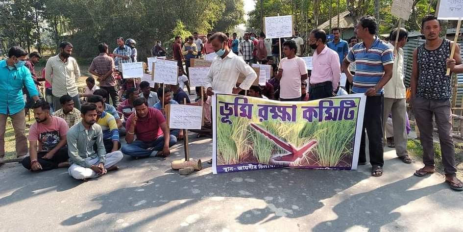 অবৈধভাবে মাটি কাটার প্রতিবাদে টায়ার জ্বালিয়ে বিক্ষোভ ভূমি রক্ষা কমিটির