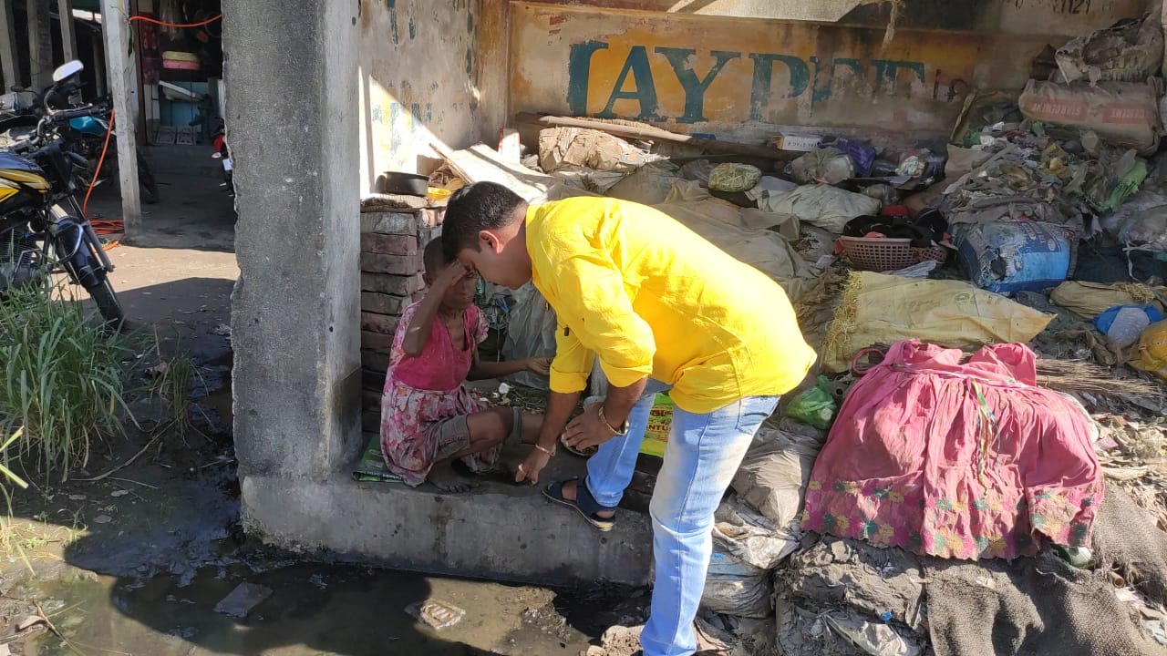 রাস্তার ভবঘুরে মহিলাদের থেকে ভাইফোঁটা নিলেন সমাজকর্মী বাপন দাস