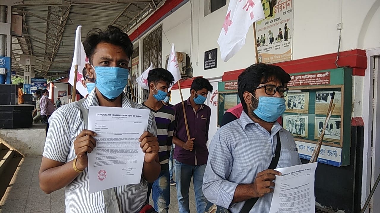 রেলগেট আটকে যাতায়াত বন্ধ , হয়রানি সাধারণ মানুষের