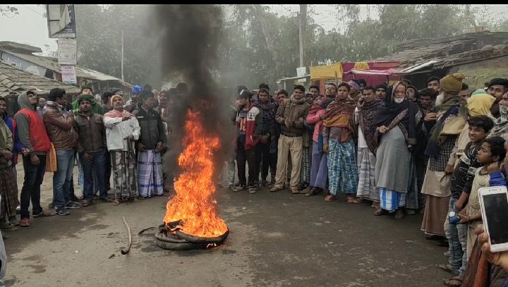 দ্রুত রাস্তা সংস্কারের দাবিতে বিক্ষোভ এলাকাবাসীর