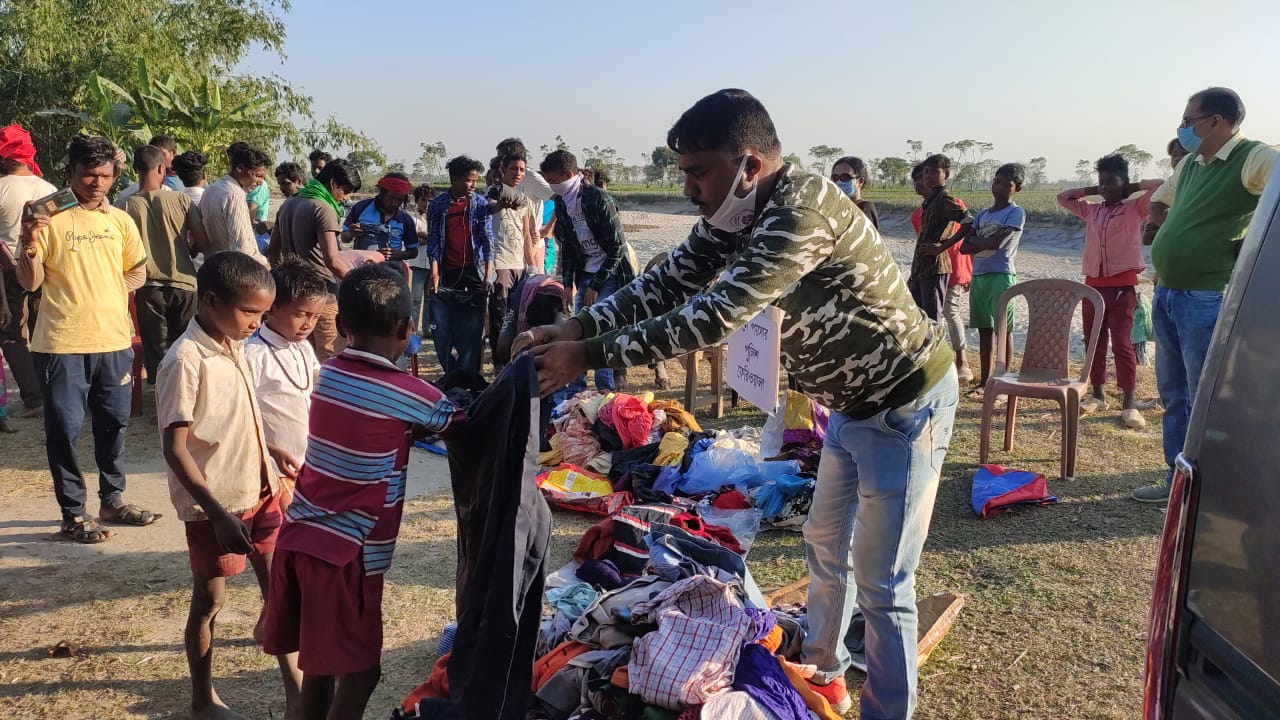 মহানন্দার পাড়ে পোশাক বিতরণ করলেন সমাজকর্মী বাপন দাস