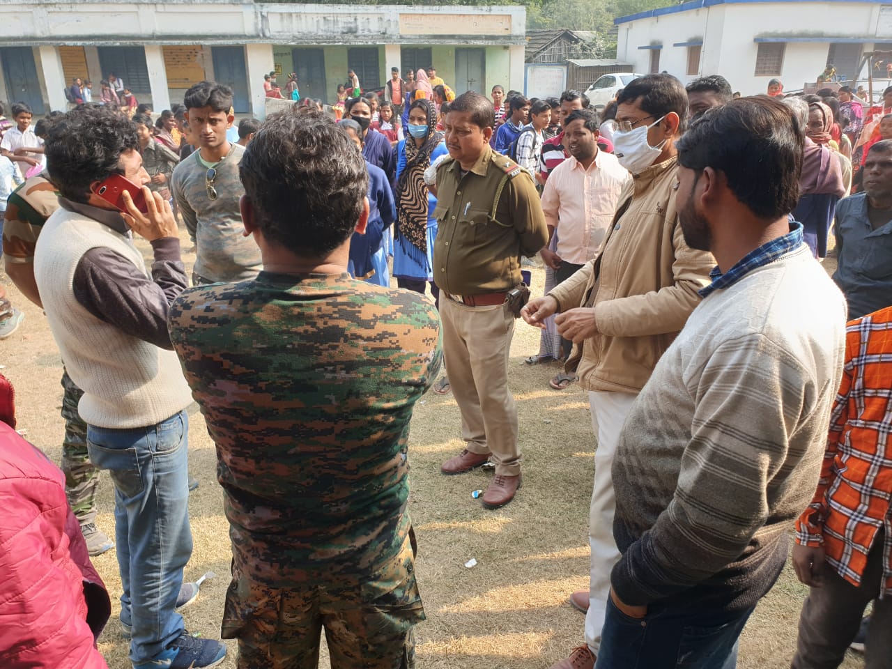 শিক্ষিকার বদলি রুখতে ছাত্রছাত্রীদের বিক্ষোভ