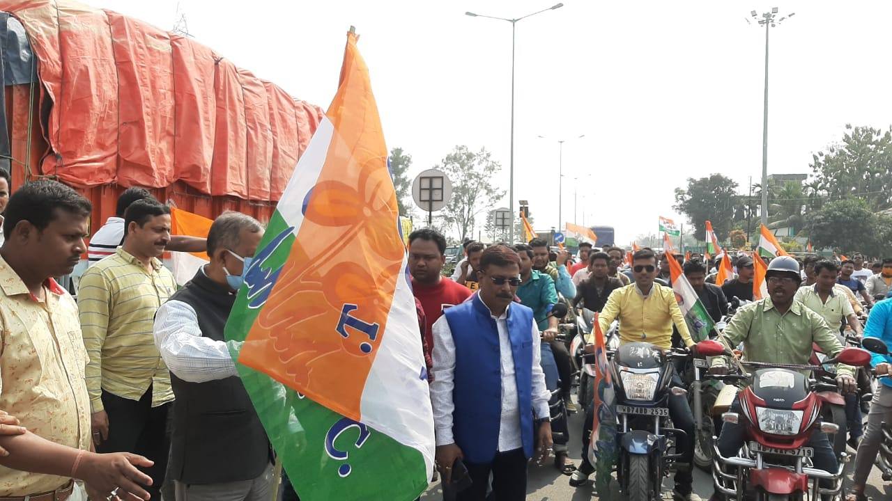 পেট্রোল , ডিজেলের লাগামছাড়া মূল্যবৃদ্ধির প্রতিবাদে তৃণমূলের বাইক মিছিল