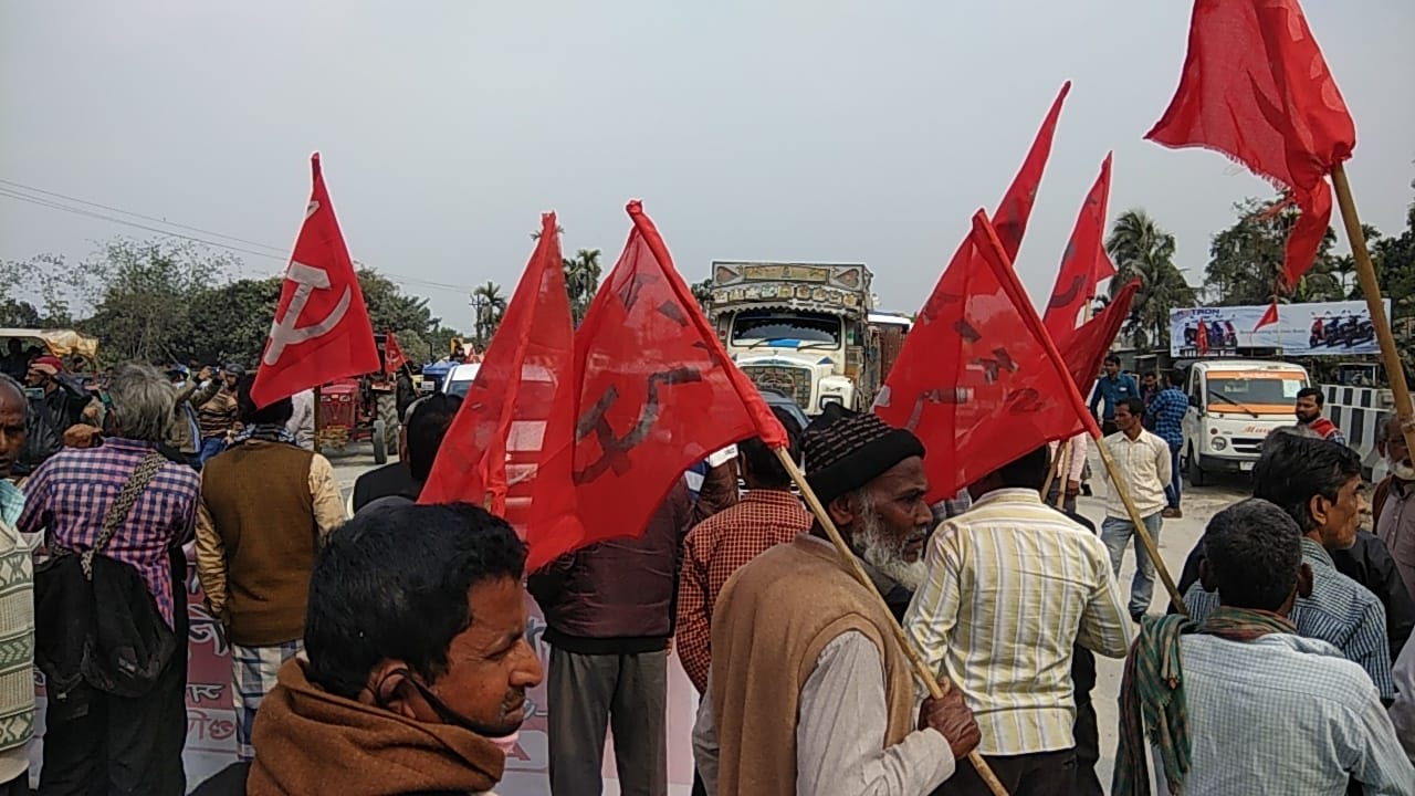 কৃষি আইন বাতিলের দাবিতে জাতীয় সড়ক অবরোধ করে বিক্ষোভ পাহাড়পুরে