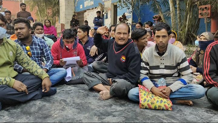 মাসিক বেতন কেটে নেওয়ার প্রতিবাদে কর্মবিরতি হাসপাতাল কর্মীদের