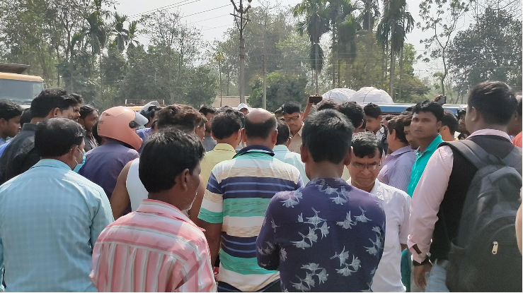 আলুর বন্ড বিতরণে কালোবাজারির অভিযোগ, জাতীয় সড়ক অবরোধ করে বিক্ষোভ কৃষকদের