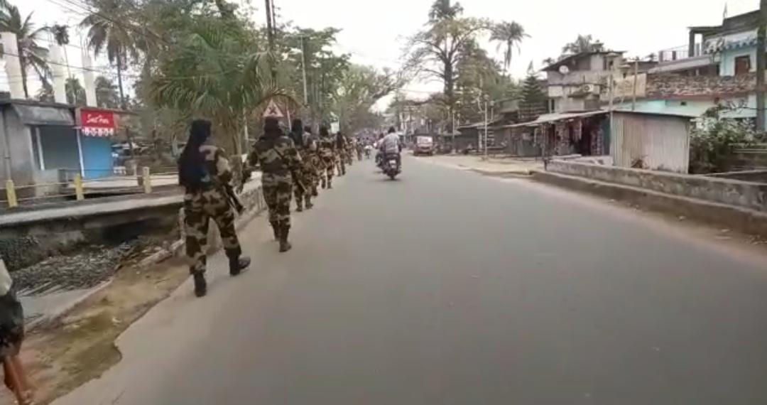 কেন্দ্রীয় বাহিনীর রুটমার্চে কিছুটা হলেও স্বস্তিতে জলপাইগুড়িবাসি।