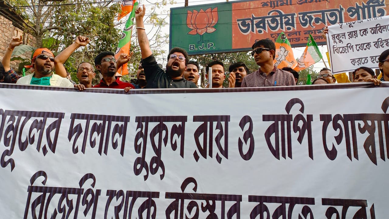 প্রার্থী পরিবর্তনের দাবিতে জলপাইগুড়ি‌তে অবস্থান আন্দোলন বিজেপি নেতা কর্মীদের