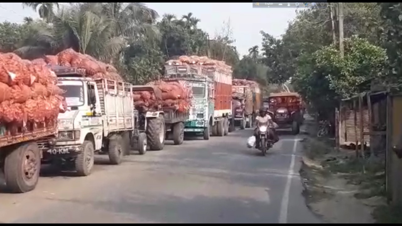 হিমঘরে আলু রাখার লাইনে বেনিয়মের প্রতিবাদে দুই ড্রাইভারে হাতাহাতি।