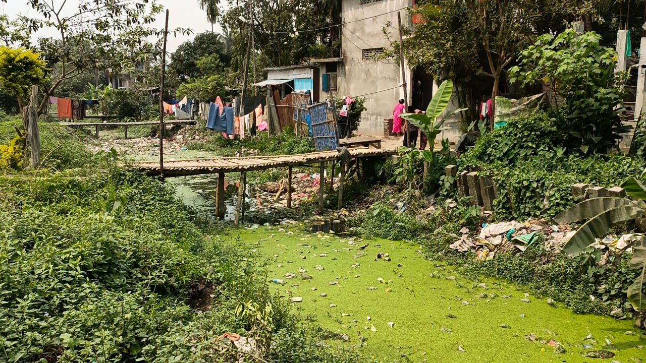 রাস্তার দাবিতে ফের আন্দোলনে নামলেন জলপাইগুড়ি শহরের  ১৯ নং ওয়ার্ডের বাসিন্দারা।