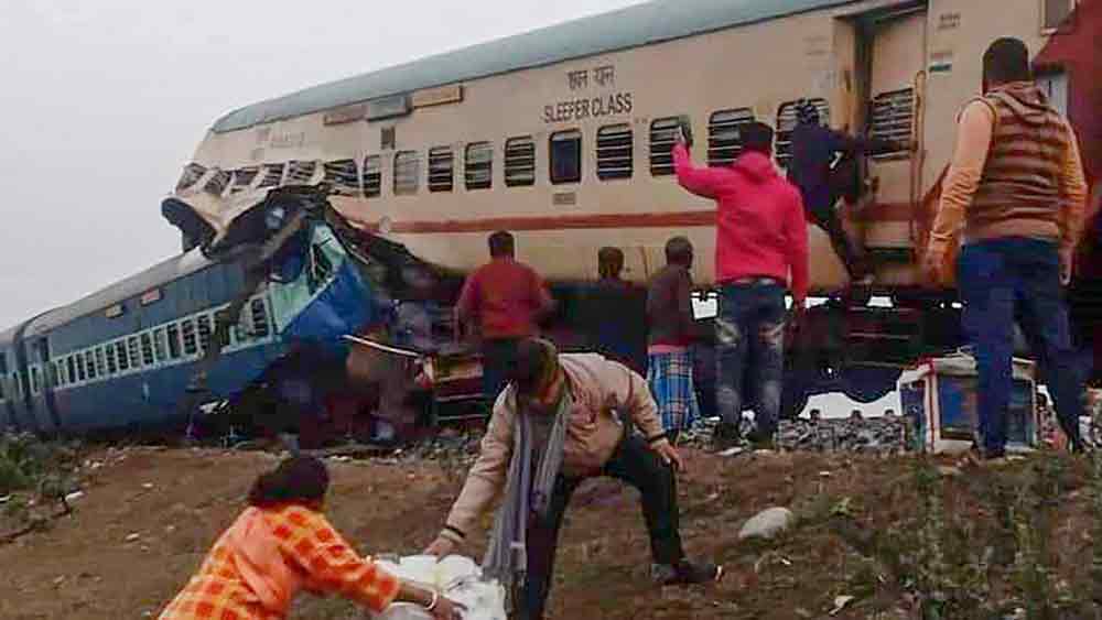 উদ্ধারকাজ চলছে গতকাল ঘটে যাওয়া মর্মান্তিক ঘটনার