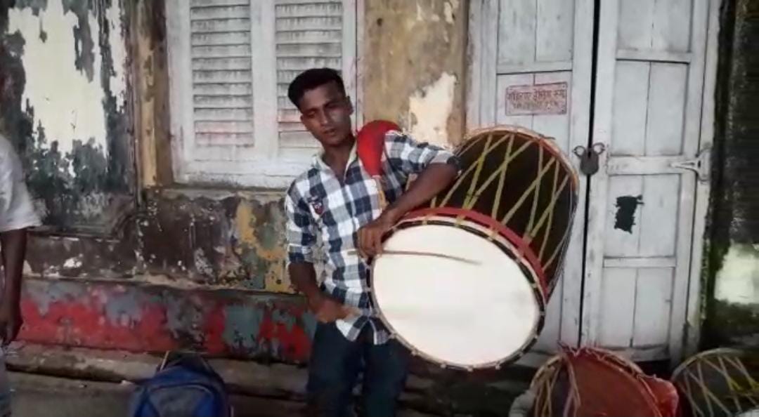 পুজো আসতেই মালদা ছেড়ে শিলিগুড়ি পারি দিচ্ছে ঢাকিরা