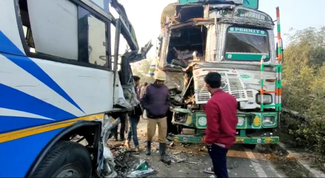 সাতসকালে ভয়াবহ পথ দুর্ঘটনায় গুরুতর আহত বেশ কয়েকজন