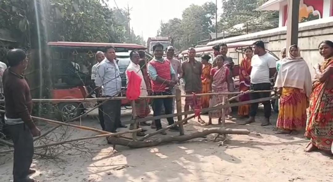 বেহাল রাস্তা সংস্কারের দাবিতে পথ অবরোধে শামিল বাসিন্দারা