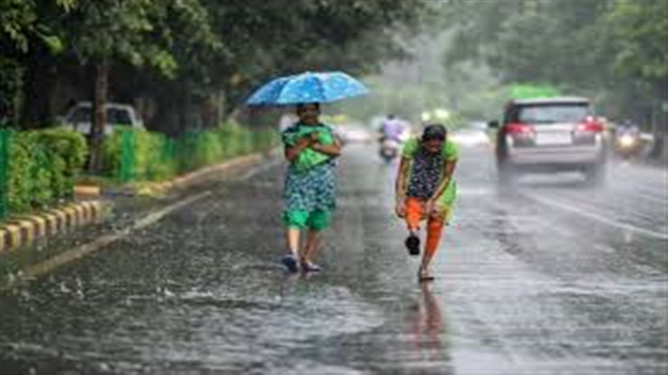 আবারও ভিজতে পারে তিলোত্তমা, সপ্তাহান্তে মাঝারি বৃষ্টির পূর্বাভাস