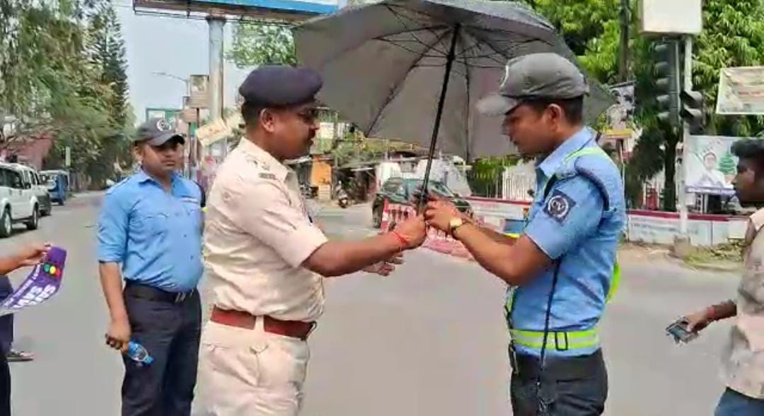 “সেফ ড্রাইভ, সেভ লাইভ”-এর বার্তা নিয়ে ট্রাফিক সচেতনতা প্রচারে রাস্তায় নামলো পুলিশ