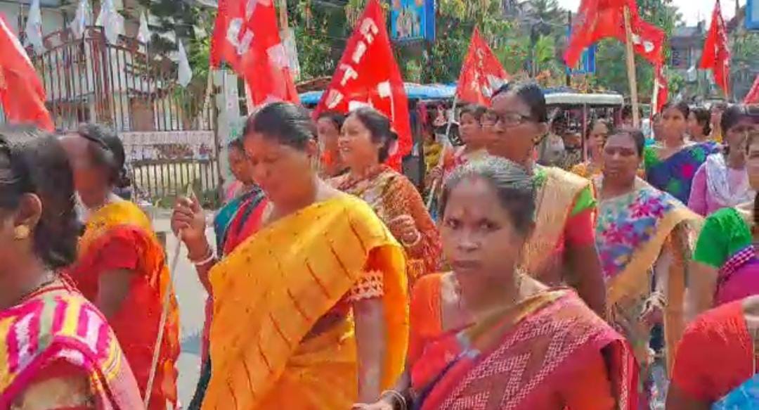 বিভিন্ন দাবি নিয়ে জেলা শাসকের দপ্তর অভিযান মিড ডে মিল কর্মী ইউনিয়নের