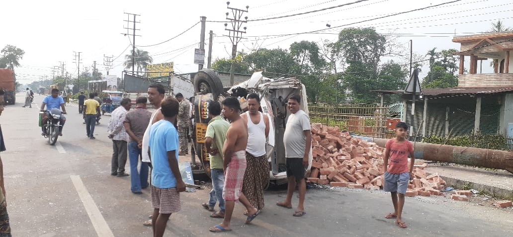 পিকআপ ভ্যান ও লরির মুখোমুখি সংঘর্ষে আহত চালক সহ প্রায় ছয় জন