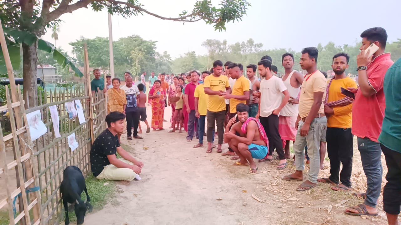 ৬ বছরের প্রেম, প্রেমের ইতি টানতে ও চার হাত এক করতে বিয়ের ধর্নায় বসলো প্রেমিক