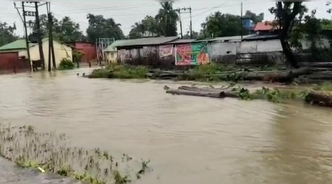 প্রবল বর্ষণে জলমগ্ন কালচিনি