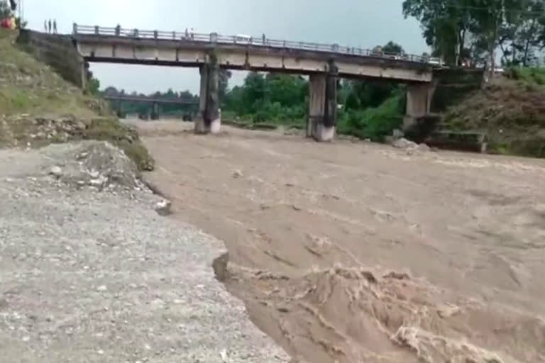 আবহাওয়া দফতরের তরফে সতর্কতা জারি হড়পা বান নিয়ে