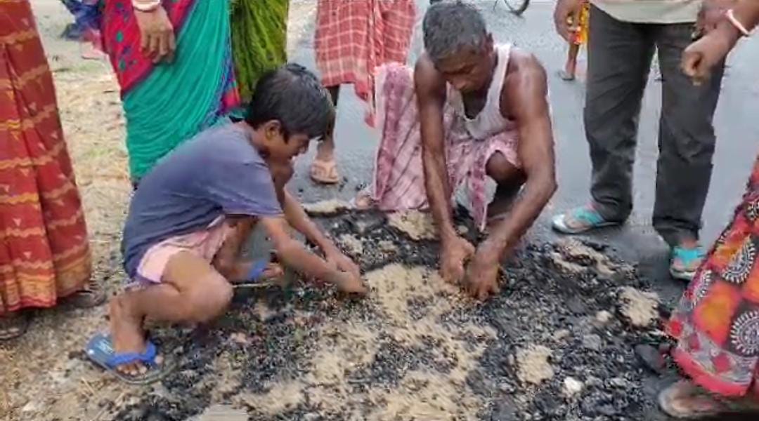 নিম্নমানের পাকা রাস্তা তৈরির অভিযোগে রাস্তার কাজ বন্ধ করাল গ্রামবাসীরা