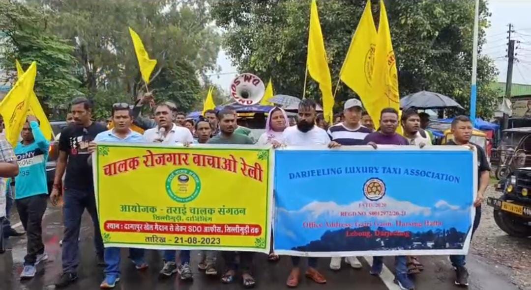 রোহিণী রোড ধরে দার্জিলিংয়ে চলাচল করা সরকারি বাস বন্ধের দাবিতে বিক্ষোভে সামিল তরাই চালক সংগঠন