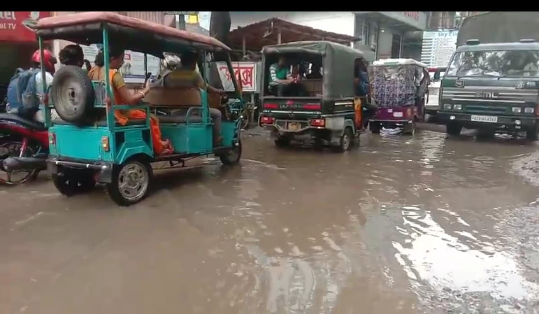 সামান্য বৃষ্টিতেই জল থৈ-থৈ কোচবিহার পৌর এলাকা! প্রশ্ন উঠছে পৌর পরিষেবা নিয়ে