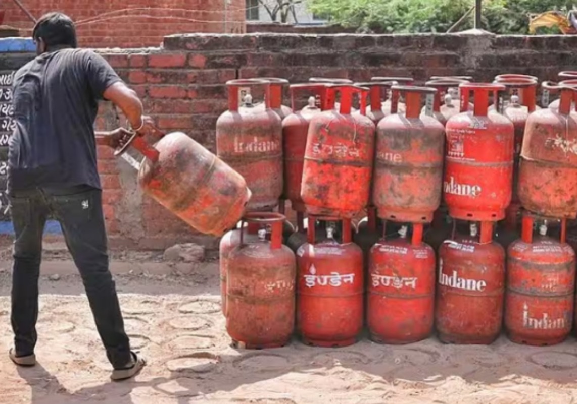 গ্যাসের দাম ১০০ টাকা কমিয়ে মহিলাদের উপহার দিলেন মোদী