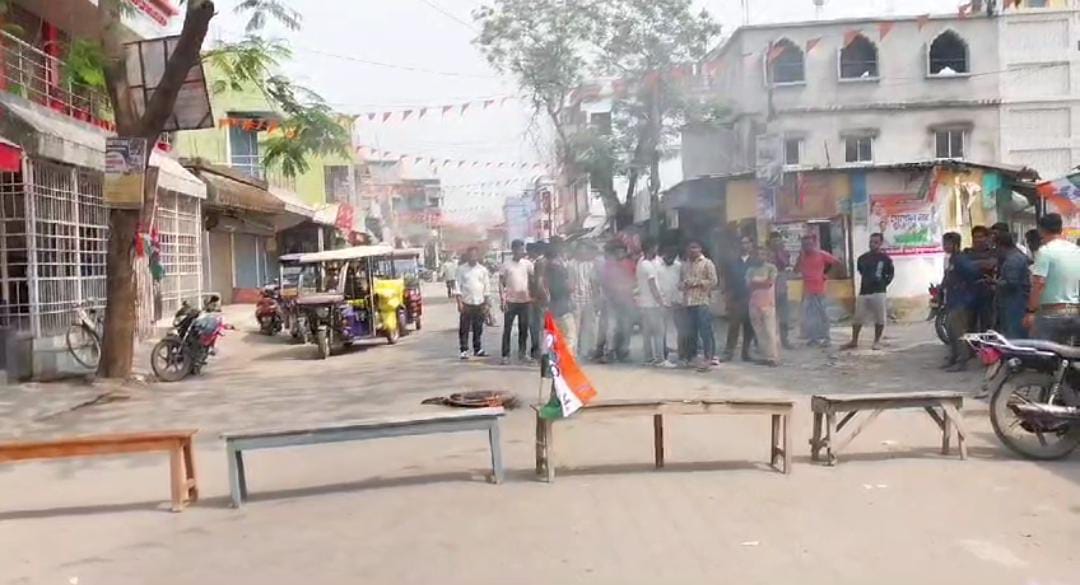 দলীয় পতাকায় আগুন লাগিয়ে দেওয়ার প্রতিবাদে তৃণমূলের অবরোধ