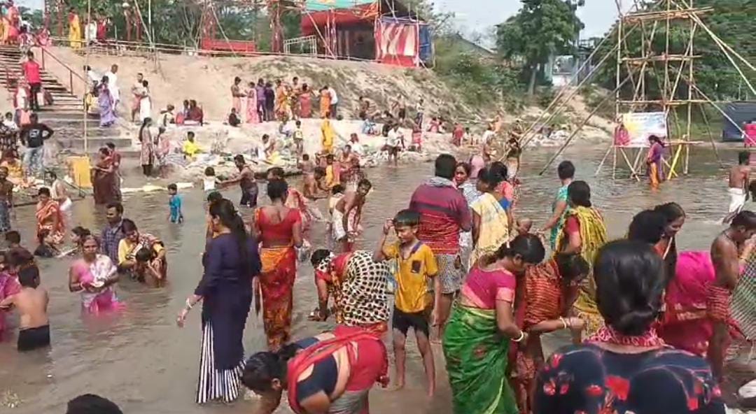 উত্তরবঙ্গের ঐতিহ্যবাহী বারুনি স্নানের মেলা শুরু হলো  জলপাইগুড়িতে