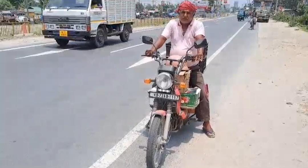 তীব্র গরমে স্কুটিতে করে দই ব্যবসায়ীরা ছুটছেন দই নিয়ে