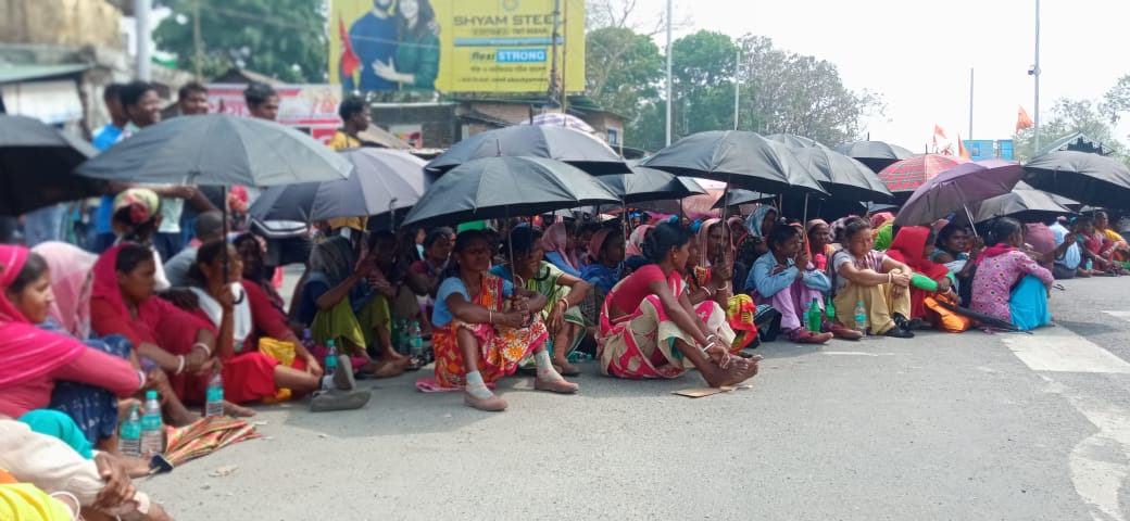 চা বাগানে শ্রমিকদের ভোটের মুখে মজুরি দাবিতে পথ অবরোধ  