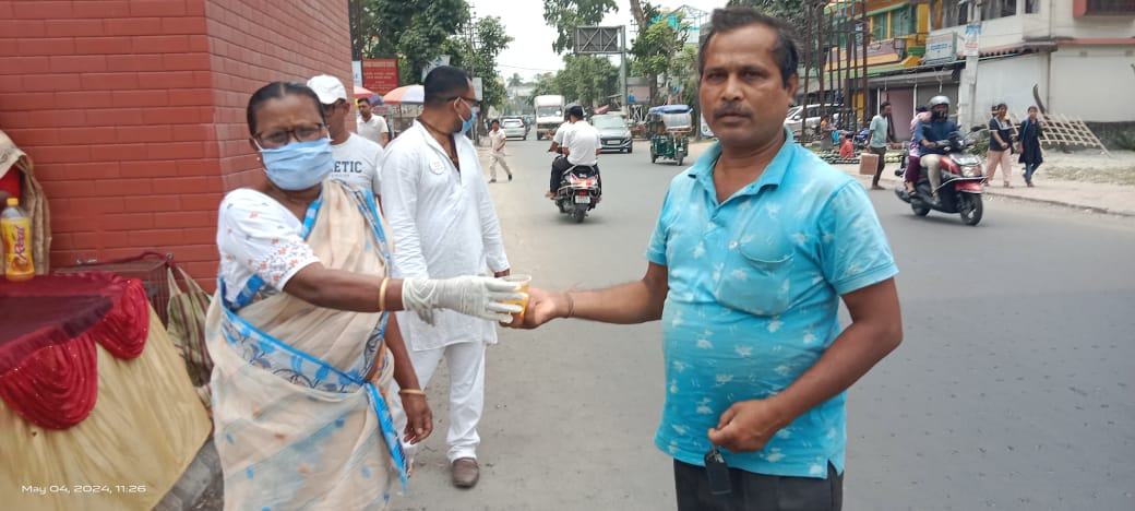 আবার এসো সংস্থার পথচারীদের তৃষ্ণা মেটাতে অভিনব উদ্যোগ