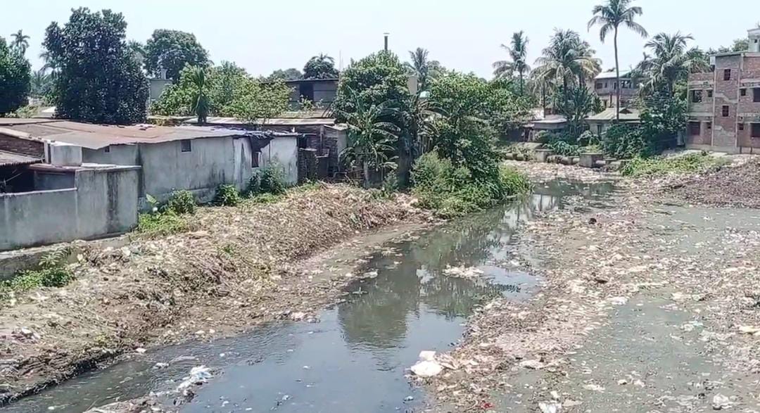 বর্ষার আগে জল যন্ত্রণা থেকে শহরকে রেহাই দিতে নদী সংস্কারে পুরসভা