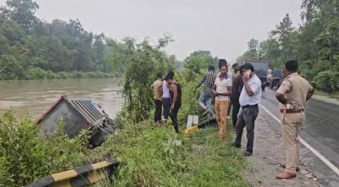 আমবাড়ি-গজলডোবা তিস্তা ক্যানেলে নিয়ন্ত্রণ হারিয়ে পড়ে গেল ডাম্পার