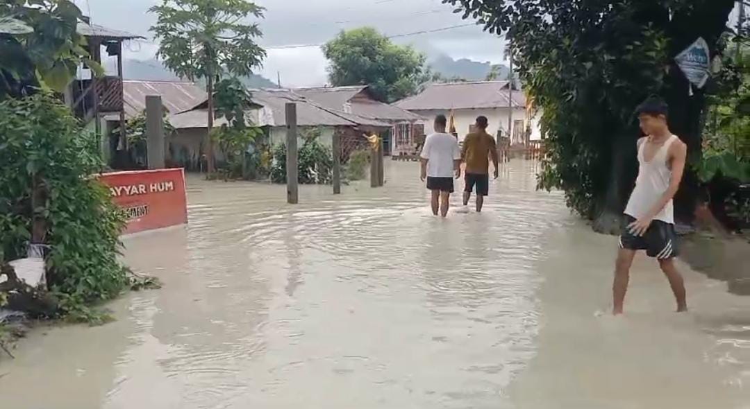 চান্দা কলোনির বাড়িঘর জলমগ্ন হওয়ায় যুদ্ধকালীন তৎপরতায় কাজ শুরু