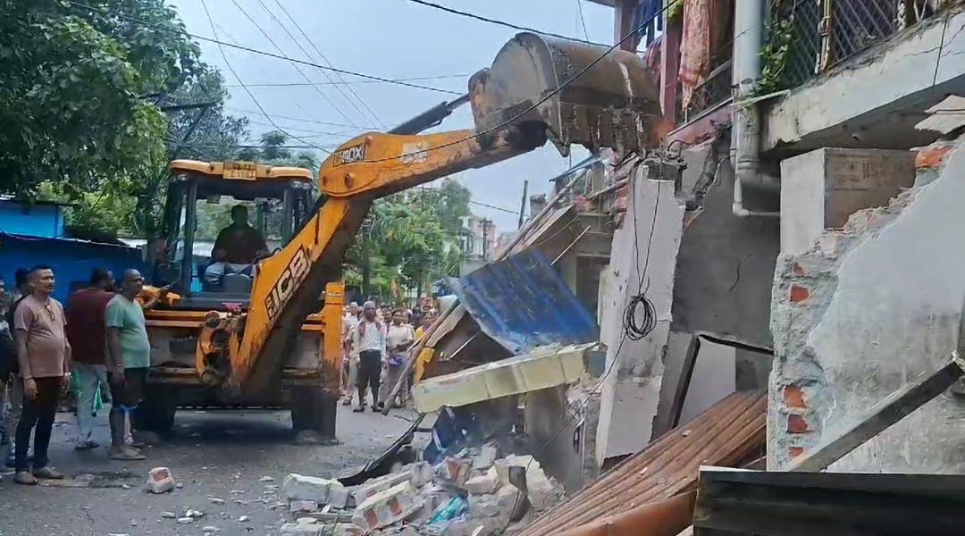 শিলিগুড়ি পুরনিগম ৫ নম্বর ওয়ার্ডে অবৈধ নির্মাণ ভাঙলো