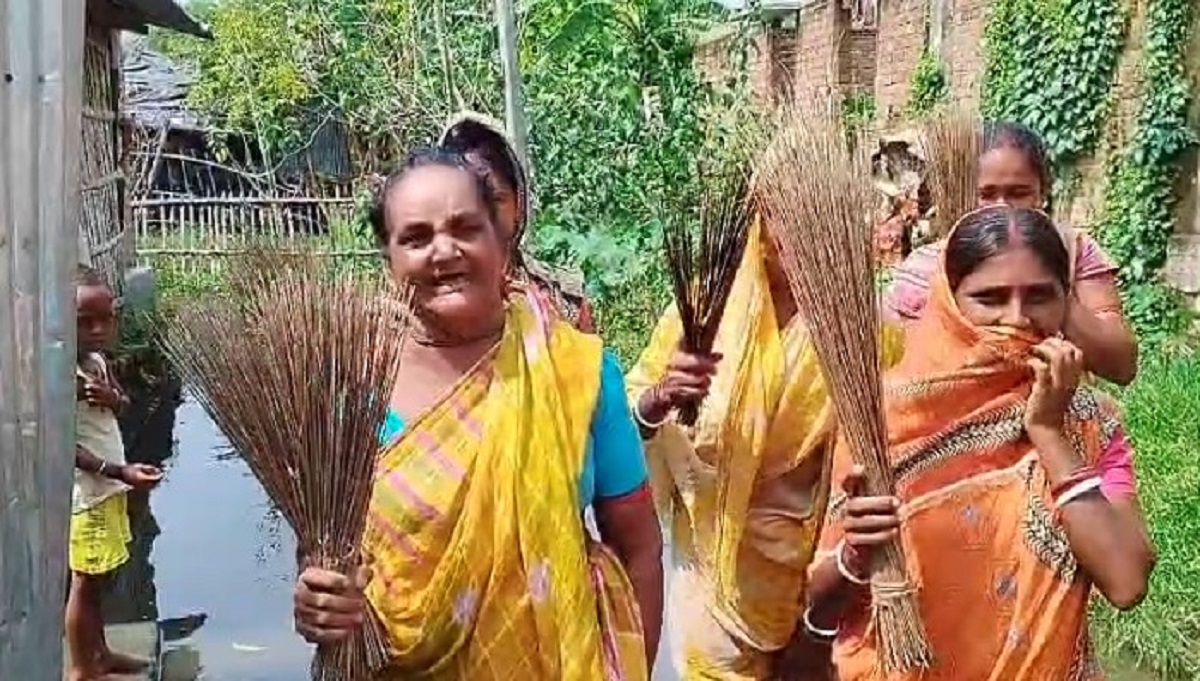 ইংলিশবাজারে বিধায়কের বিরুদ্ধে হাঁটু জলে নেমে বিক্ষোভ, মহিলাদের