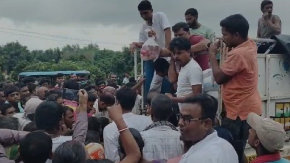 বন্যা পরিদর্শনে গিয়ে বিপদে পড়লেন রাজ্যসভার সাংসদ