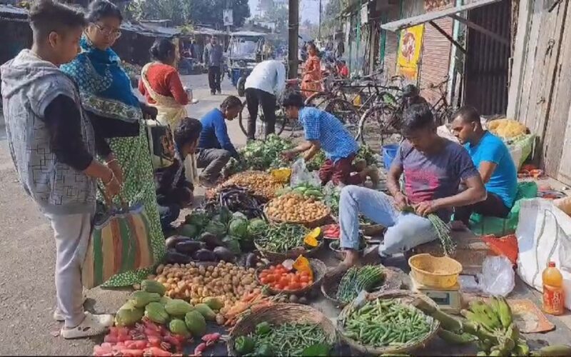 জলপাইগুড়িতে ধীরে ধীরে কমছে সবজির বাজারের দর