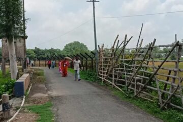 অবাধে চোরাচালান চলে বলে অভিযোগ তিন বিঘা গ্রামের বাসিন্দাদের