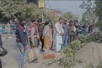 শিলিগুড়ির এস এফ রোডে পুরনিগমের তরফে গাছ কাটার কাজ রুখে দেন বিধায়ক শংকর ঘোষ