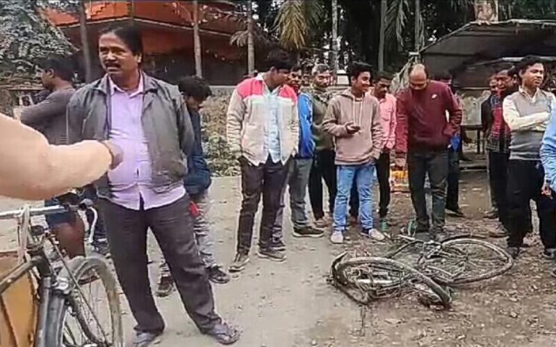 শিলিগুড়ি এনজিপি এলাকায় পথ দুর্ঘটনায় প্রাণে বাঁচলো এক সাইকেল আরোহী